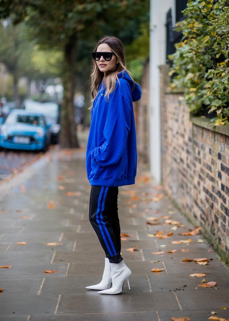 Ideias para roupas de outono da tendência Athleisure combinam botas brancas
