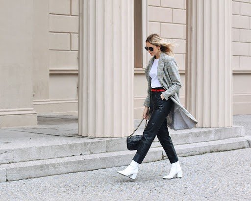 Roupas de outono para jeans office mom combinam botas brancas 2020