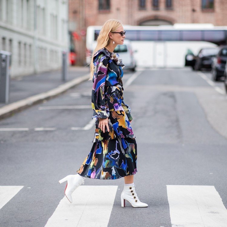 Vestido estampado floral combina tendências de calçados botas brancas outono 2020