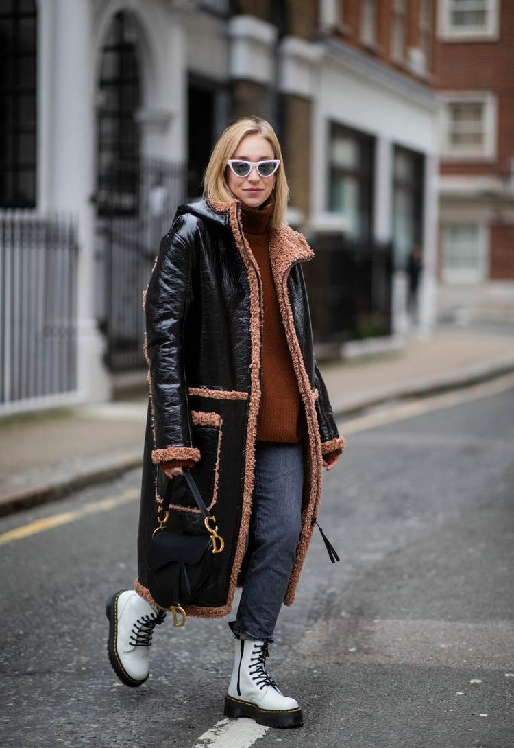 Tendências da moda outono inverno tendências de sapatos femininos combinam botas brancas