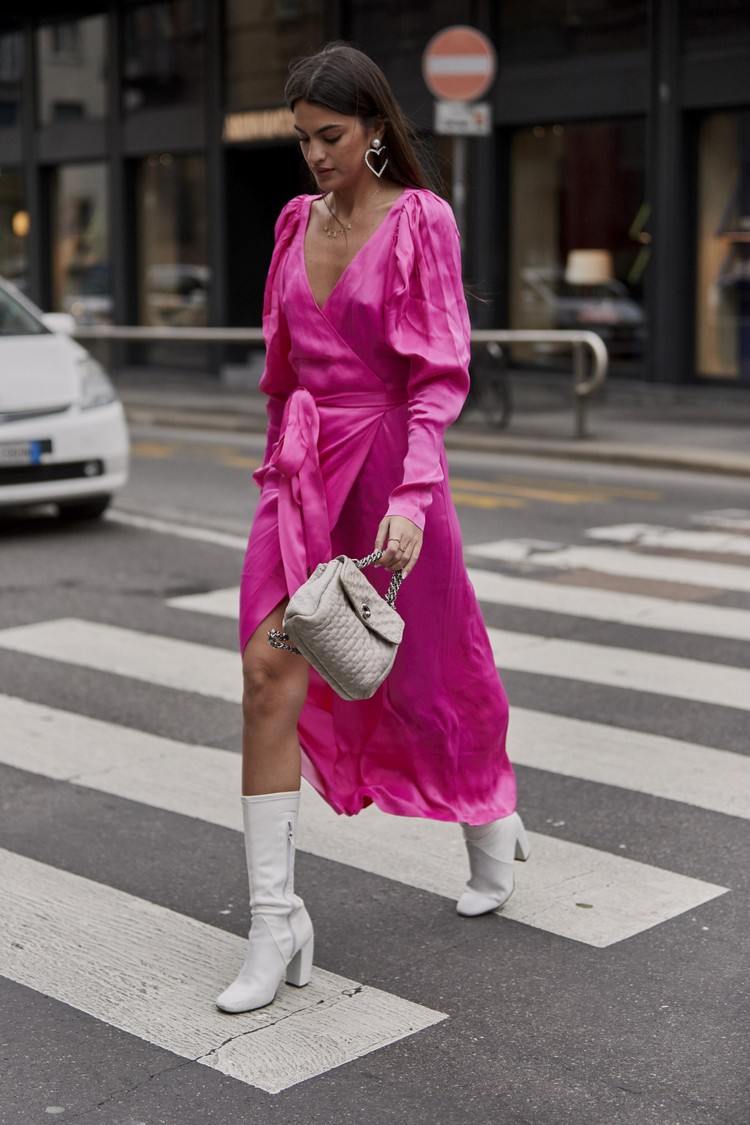 Trajes justos para o outono combinam botas brancas