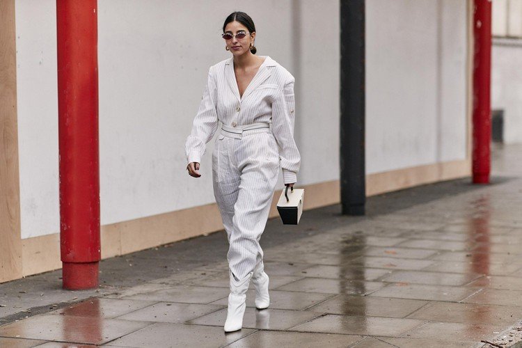 Botas brancas combinam roupas de negócios para as senhoras das tendências da moda de outono
