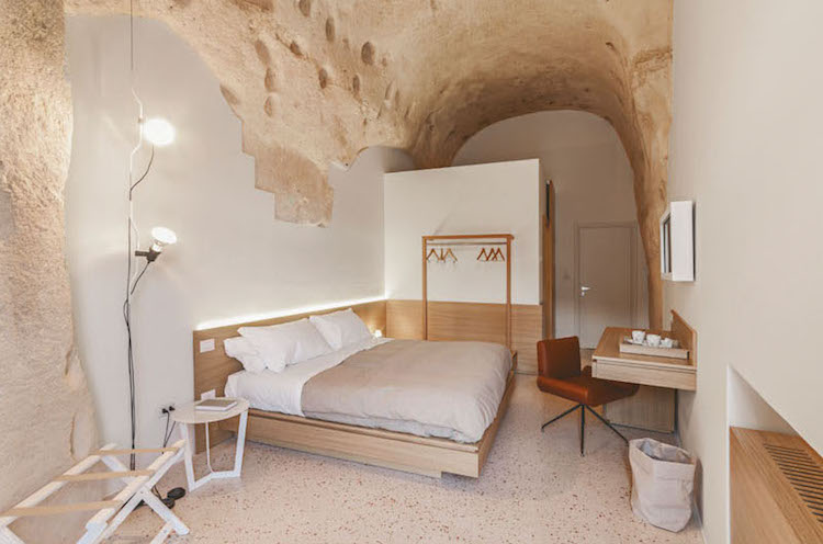 parede branca-pintura-natural-madeira-mobília-gruta-quarto de hotel-teto