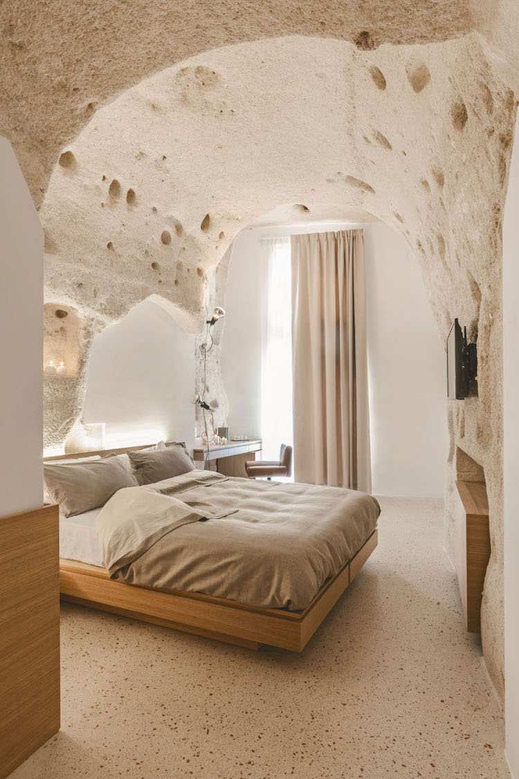 parede branca-tinta-natural-madeira-móveis-calcário-quarto de hotel-teto