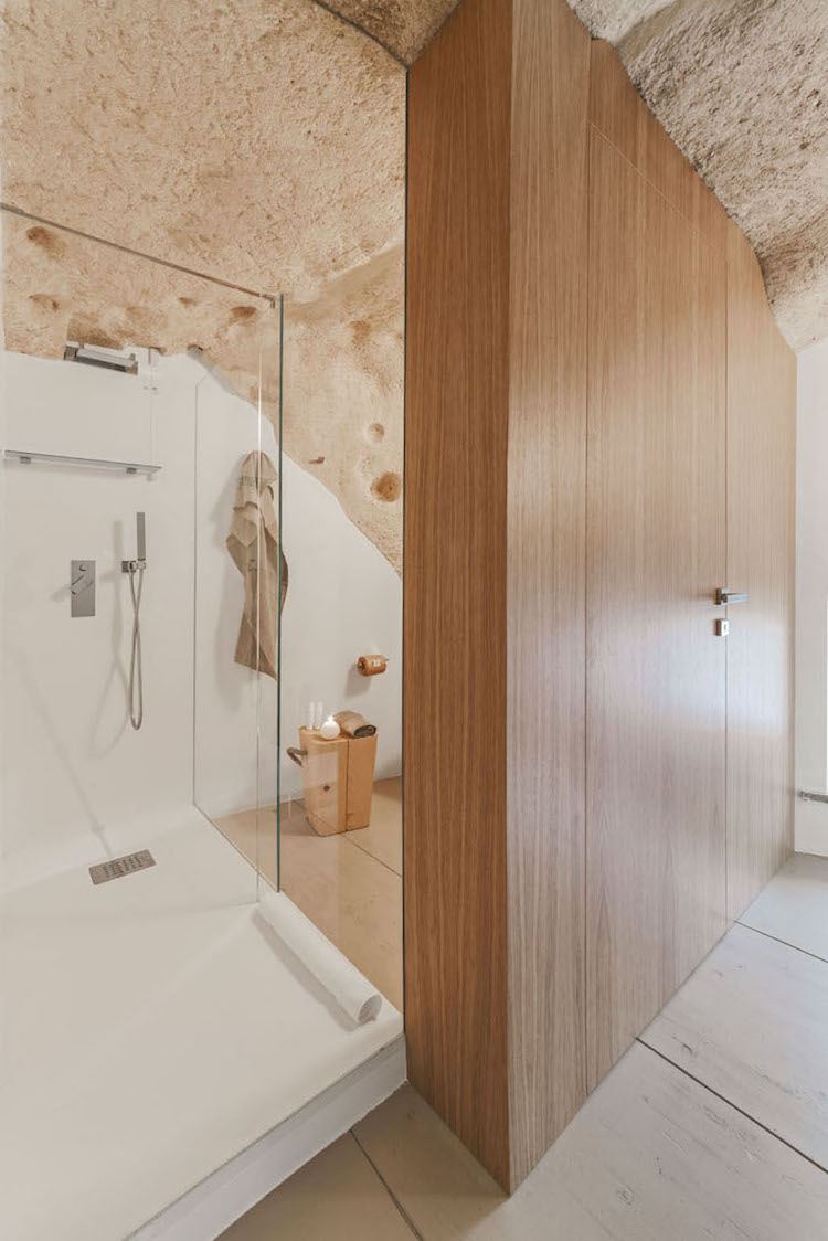 parede-branca-tinta-natural-madeira-móveis-calcário-banheiro-parede de vidro
