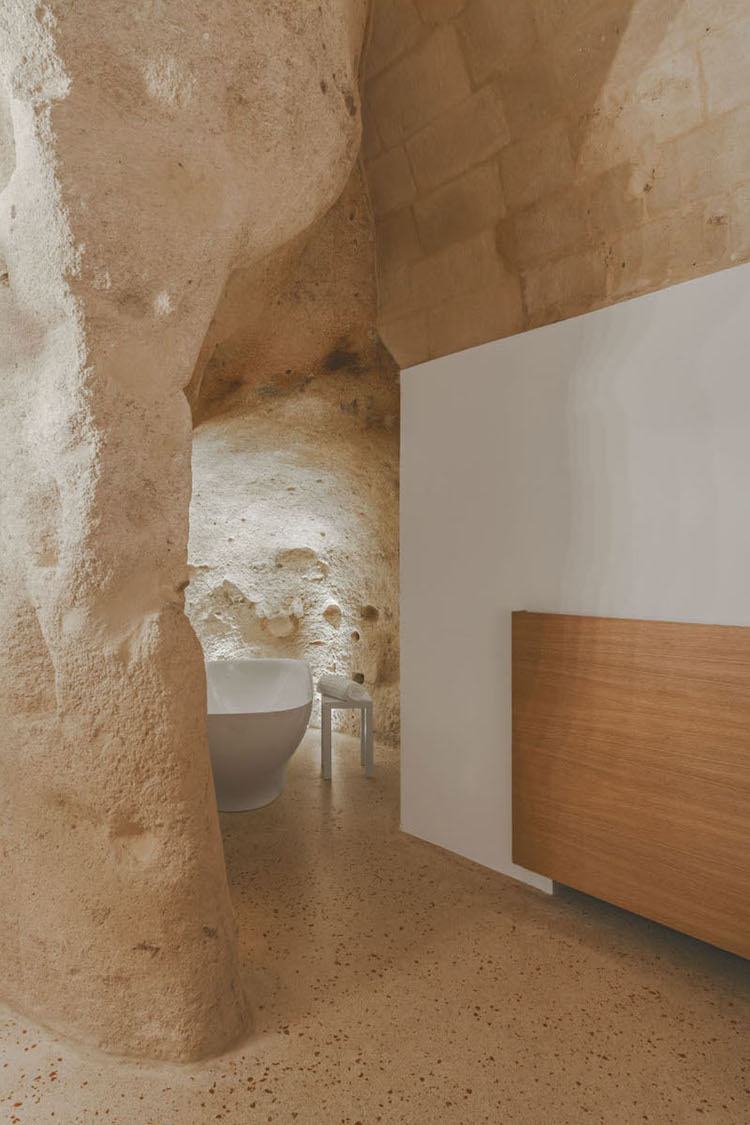 parede-branca-tinta-natural-madeira-móveis-gruta-banheiro-design-calcário