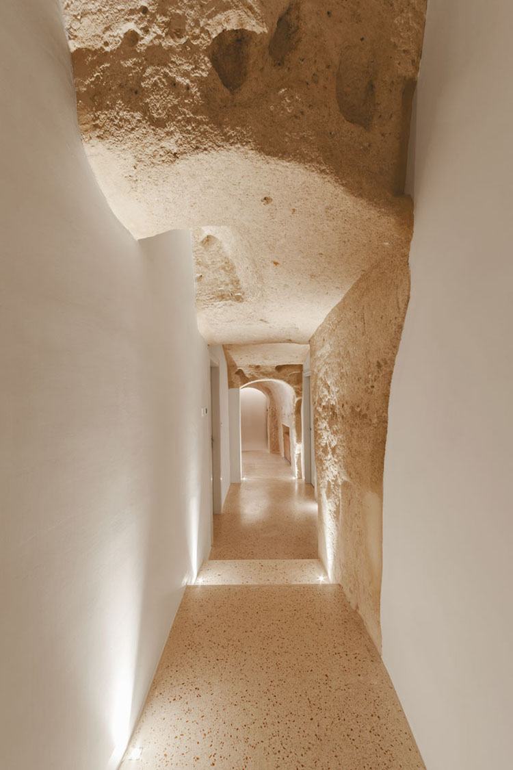parede-branca-pintura-madeira-natural-móveis-calcário-teto-iluminação de corredor