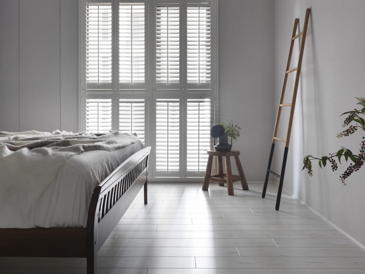 janela minimalista do quarto dos tons de cinza laminado branco