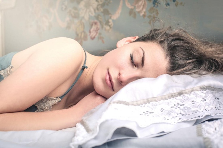 ruído rosa ajuda a dormir em mulheres fase de sono profundo