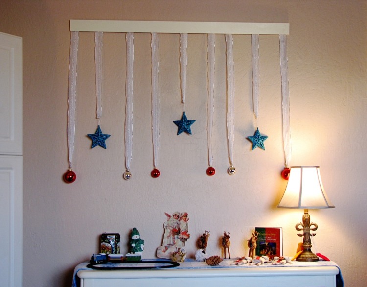 decoração de parede de natal estrelas bolas quarto infantil ideia baender