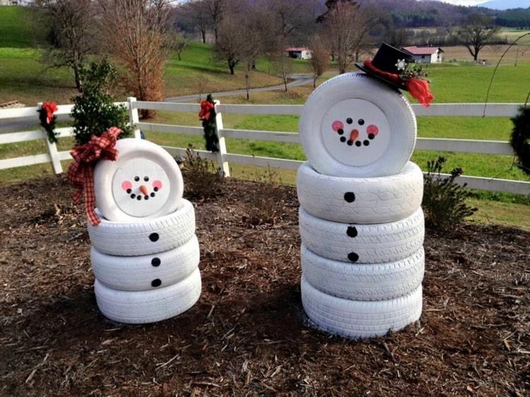 Decoração engraçada de pneus de carro para o inverno na forma de bonecos de neve