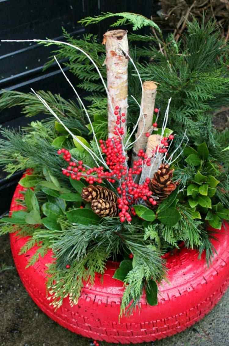 Arranjo faça você mesmo para o Natal no terraço com sempre-vivas, galhos de bétula e frutas vermelhas