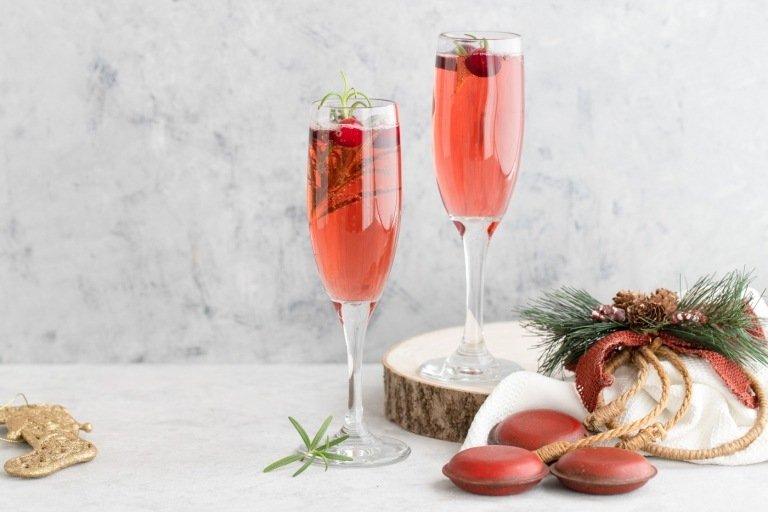 Prepare um coquetel de Natal com espumante. Receita de bebidas alcoólicas festivas