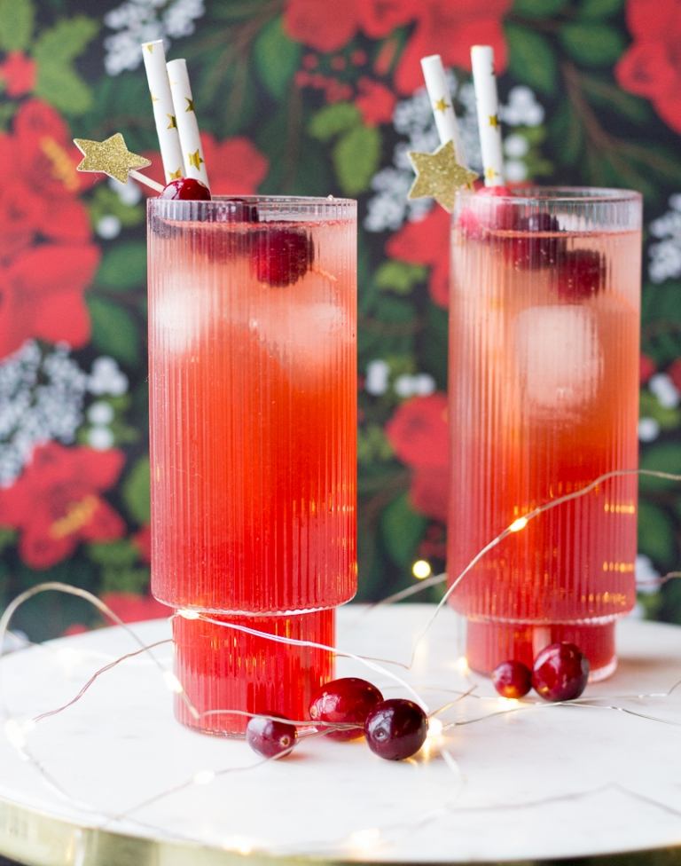 Preparando um coquetel de Natal com Campari Receitas para coquetéis festivos de Natal com álcool