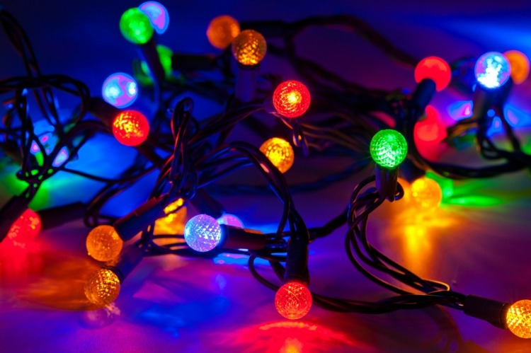 Árvore de natal decorando luzes de fada iluminando bolas coloridas