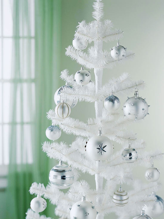 Árvore de Natal decorar bolas brancas de uma cor da árvore de Natal