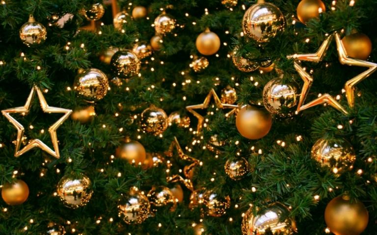 Árvore de natal decorar bolas douradas estrelas dicas elegantes
