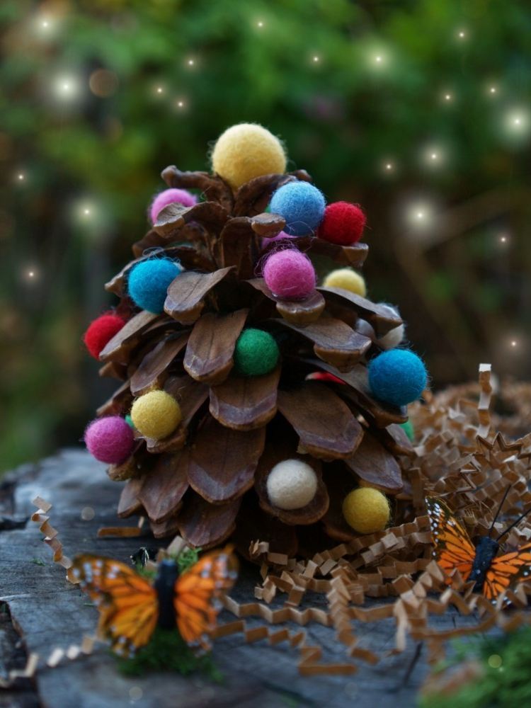 conserte a árvore de natal você mesmo bolas de pinha pareciam coloridas