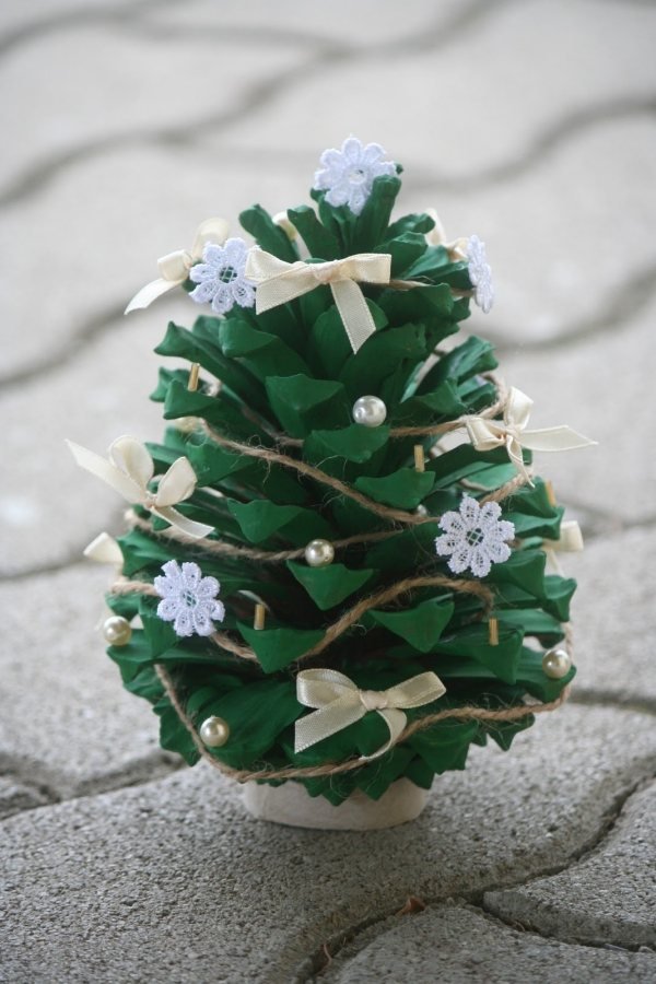 conserte seus próprios cones de árvore de natal moendo flores