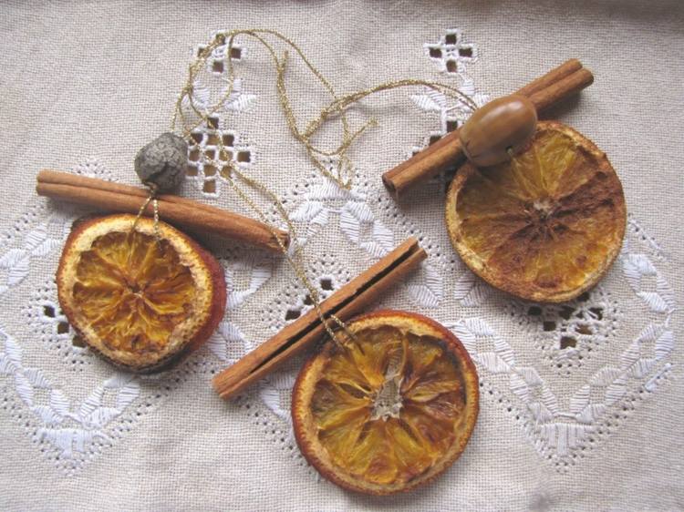 decorações para árvores de natal feitas de materiais naturais laranja canela em pau bolota