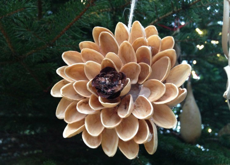 decorações para árvores de natal feitas de materiais naturais.