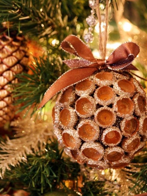 Decorações para árvores de Natal feitas de materiais naturais mexer bolotas de ouro