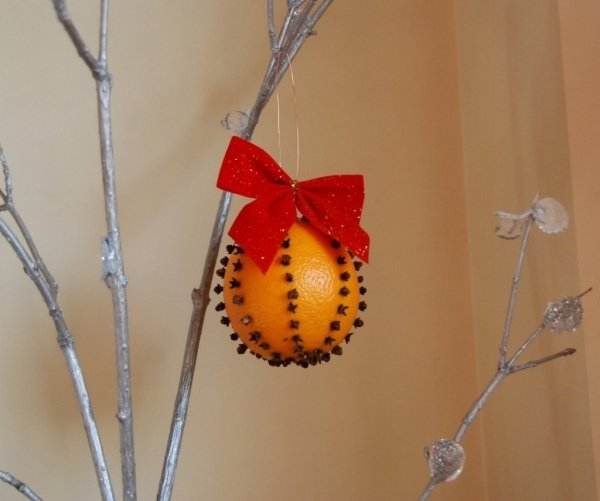As decorações para árvores de Natal feitas de materiais naturais fazem bolas de laranjeira
