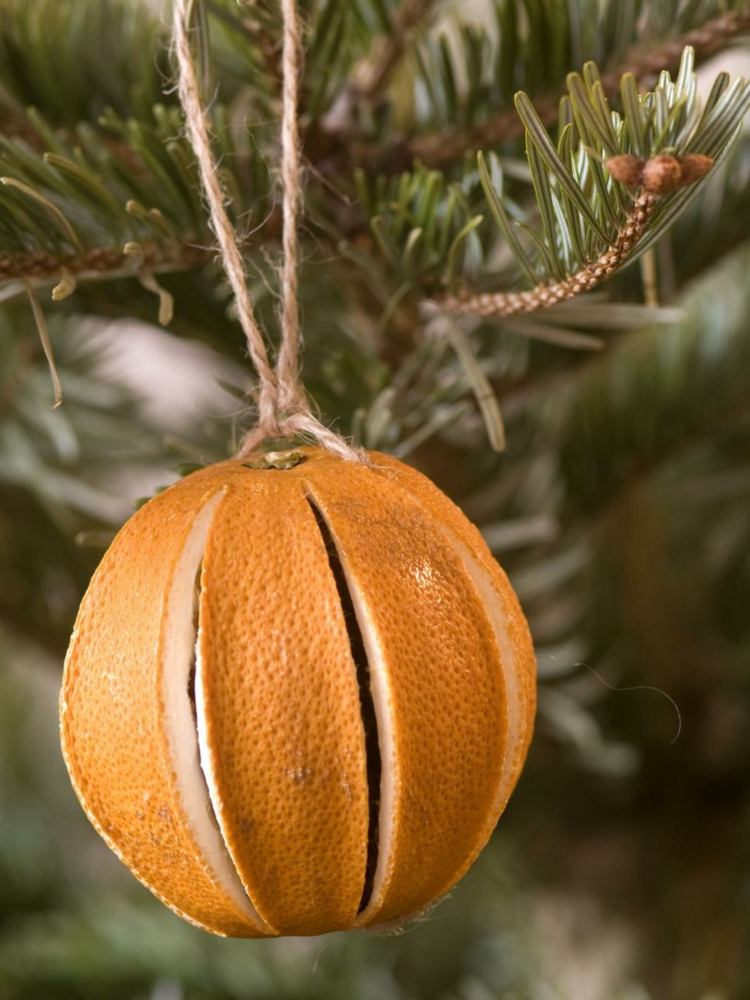 decorações para árvores de natal feitas de materiais naturais laranja-casca-fenda-fio