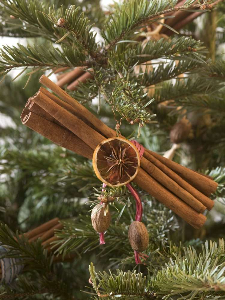 decorações para árvores de natal feitas de materiais naturais canela em pau de laranja