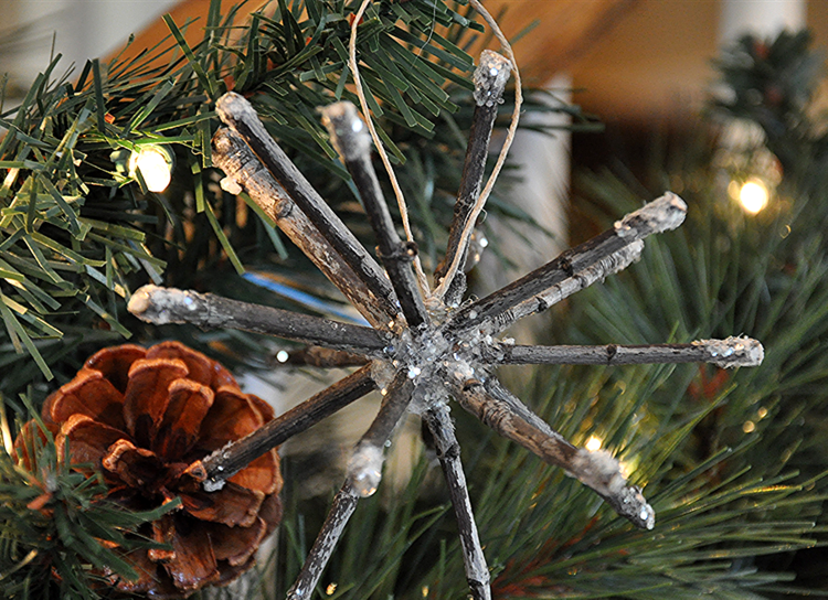 decorações para árvores de natal feitas de materiais naturais estrela ideia ramos pinhas