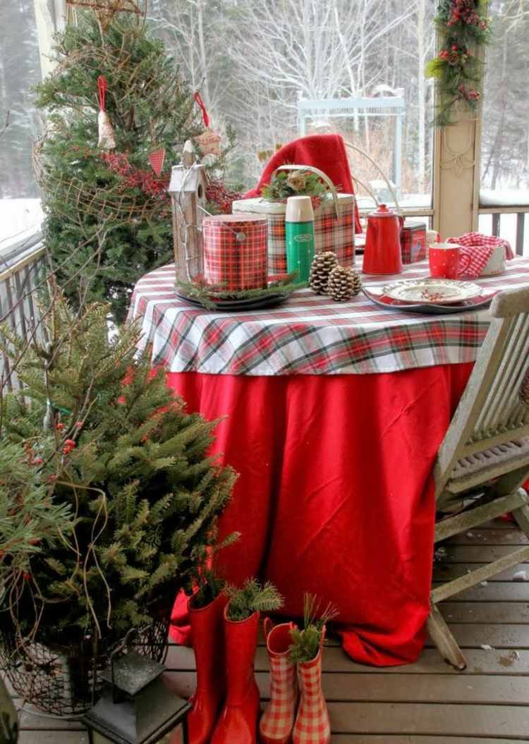 decoração de natal na varanda winter-table-design-red-tablecloth-fir trees