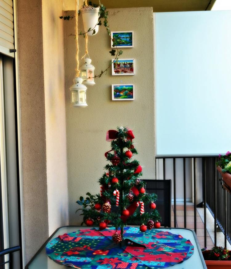 decorações de natal na varanda inverno-mini-árvore de natal-ideia-lanternas-árvore decorações-vermelho