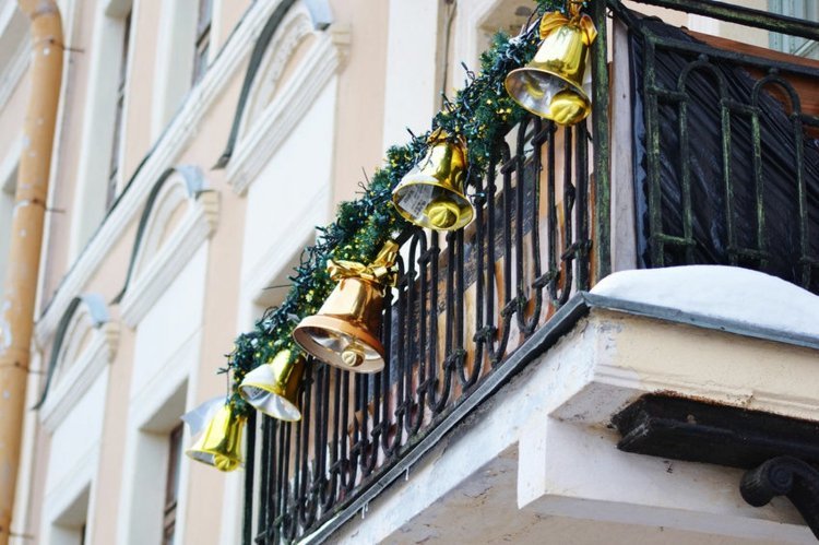 christmas-decoration-balcony-winter-railing-idea-bells-christmas-decorating-ideas