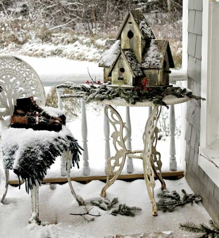 natal-decoração-varanda-inverno-casa de pássaros-abeto verde-neve-mesa surrada