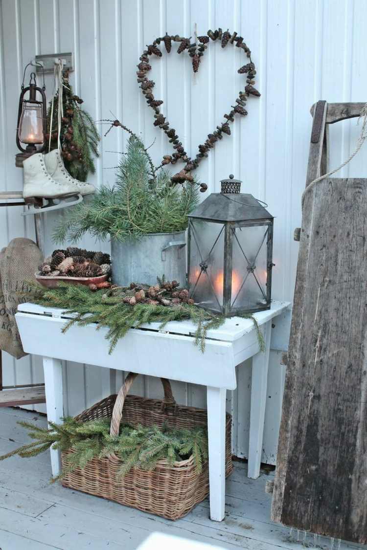 decoração de natal na varanda inverno-escandinavo-abeto-verde-trenó-lanterna