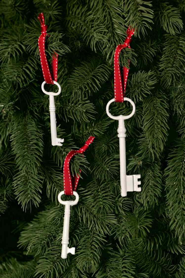 natal-decorações-consertar-simplesmente-inspiração-chave-árvore-decorações-fitas-vermelho