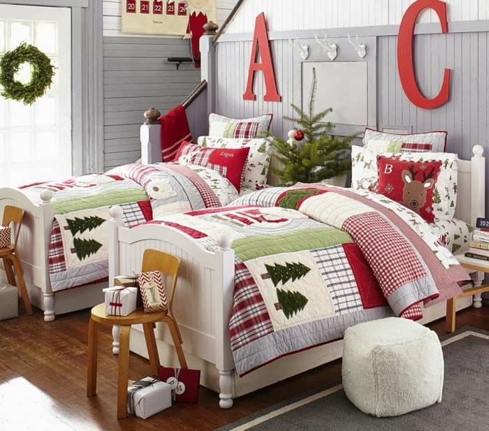 O quarto das crianças para o Natal decorar uma pequena cama de guirlanda de árvore de abeto