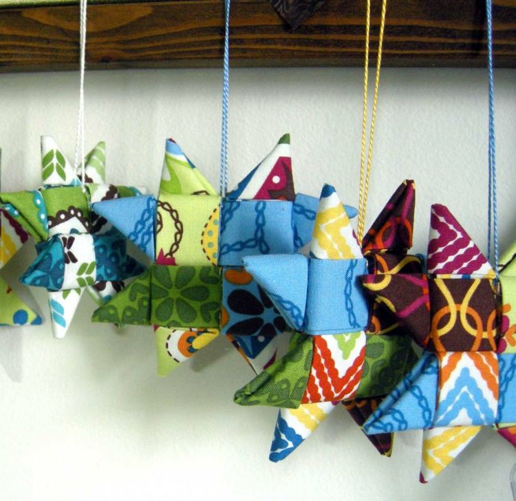 faça suas próprias decorações de natal com origami dobrado de estrelas coloridas