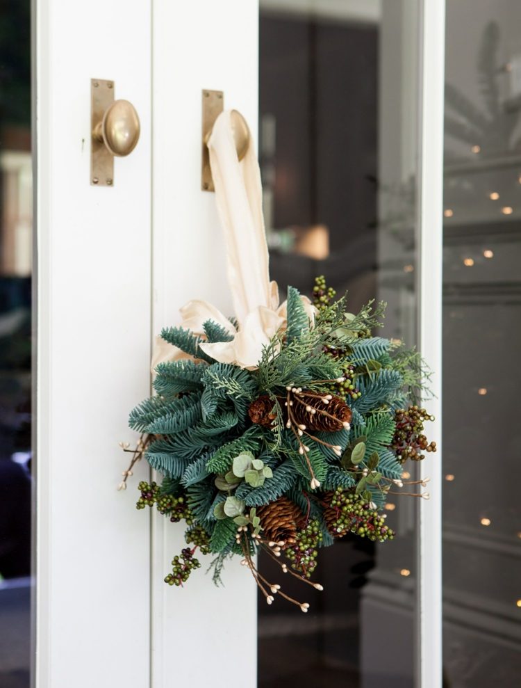 Faça suas próprias decorações de Natal beijando-bola-inspiração-diy-porta-design-porta-coroa