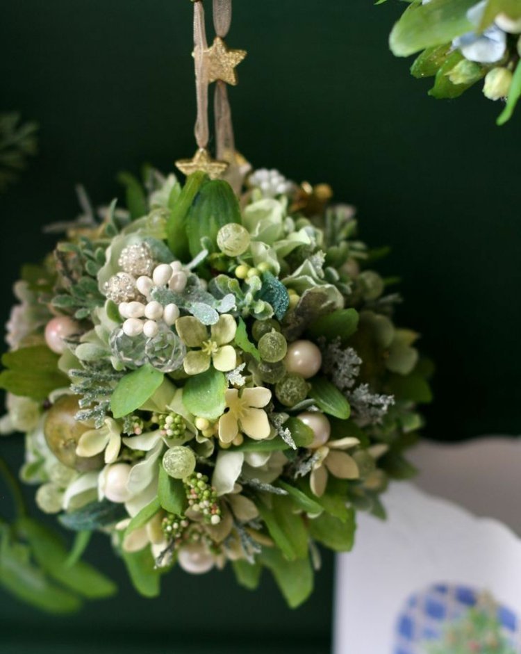 natal-decoração-faça-você-mesmo-beijando-bola-natal-artesanato-flores-estrelas-verde