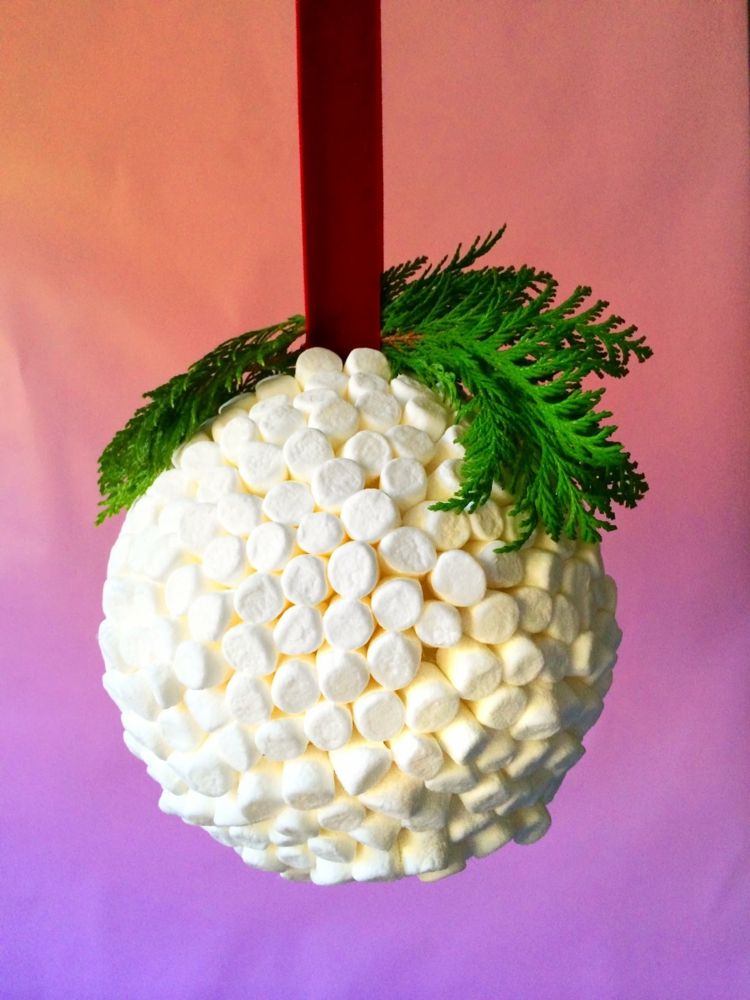 decoração de natal-faça-você-mesmo-beijando-bola-marshmallows-decoração de janela