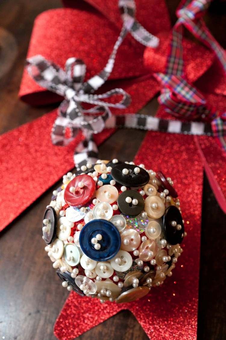 natal-decorações-faça-você-mesmo-beijando-bola-botões-consertar-presentes-idéias-consertar