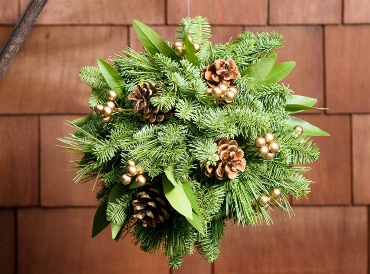 decoração de natal você mesmo-fazer-beijar-bola-ideias-materiais naturais-ramos de pinheiro