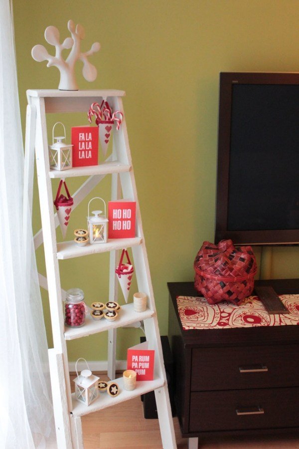 Decoração de Natal escada de madeira ideia vermelho branco pequenos detalhes