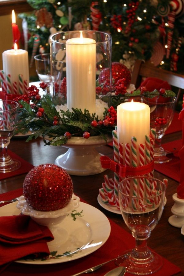 Decoração de mesa de Natal, velas vermelhas, cana-de-açúcar cerca