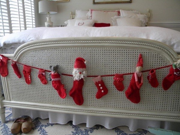meias vermelhas decorar guirlanda de natal no quarto