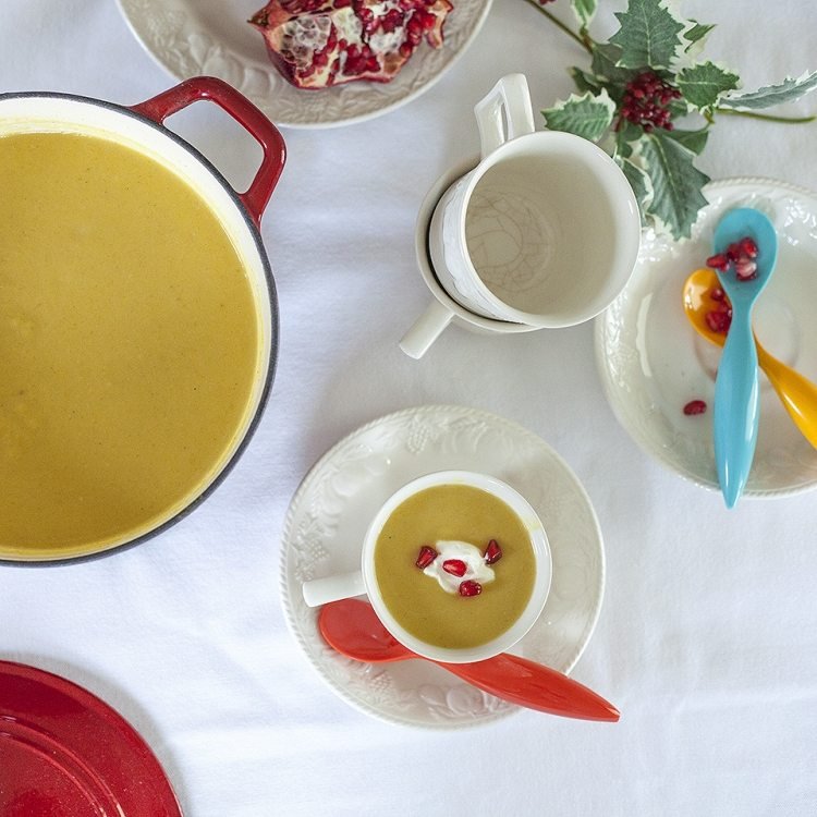 jantar-natal-ideias-menu-simples-sopa-abóbora-sopa-servir-mesa-de-romã
