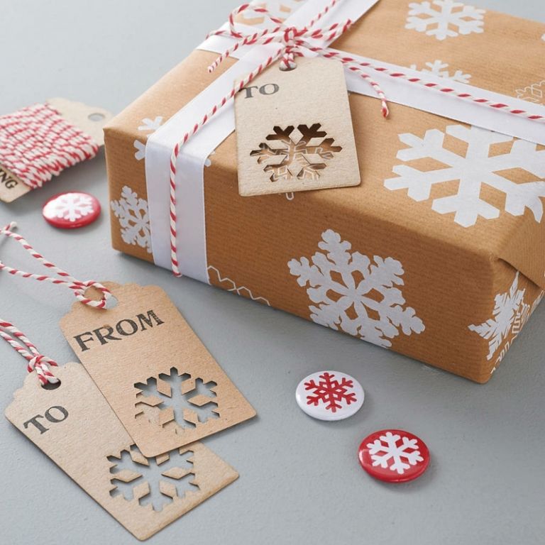 embrulhar presentes de natal decoração cortando flocos de neve botões