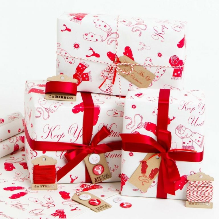 Trailer de presentes de Natal envolvendo motivos em branco e vermelho