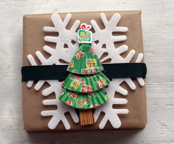 Os presentes de Natal decoram ideias criativamente para moldes de cupcake